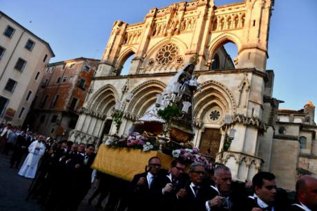 La Virgen del Carmen recorrió el Casco Antiguo de Cuenca arropada por numerosos fieles