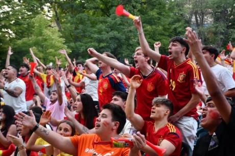 Los móviles sustituyen a la pantalla gigante durante los fallos de señal en la final del Mundial