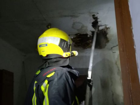 Un chico de 14 años afectado por inhalar humo en el incendio de una vivienda en San Antón 