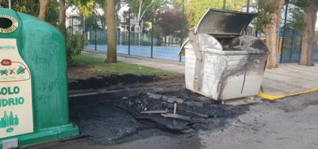 Contenedores quemados y daños en el mobiliario urbano tras la final del Mundial en Tarancón.