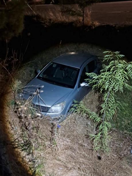 Aparece un coche en una acequia del antiguo Club Serranía y la Policía busca las causas
