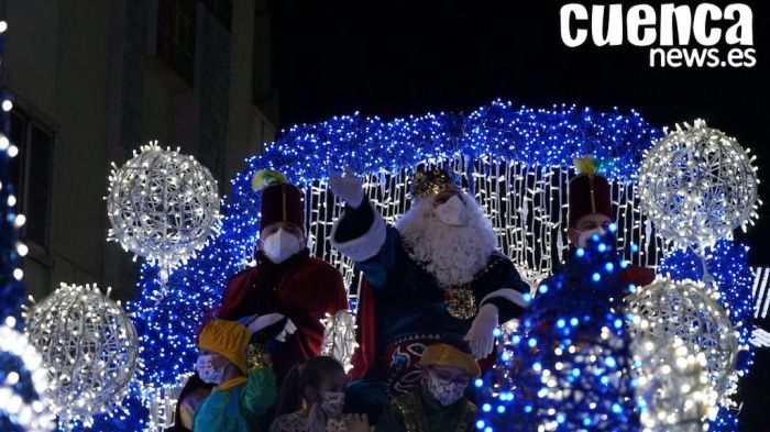 La Cabalgata express de los Reyes Magos de Cuenca lucha con la lluvia y llena de ilusión las calles de la capital