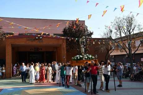 Santa Ana recorre las calles del barrio de Casablanca arropada por sus vecinos