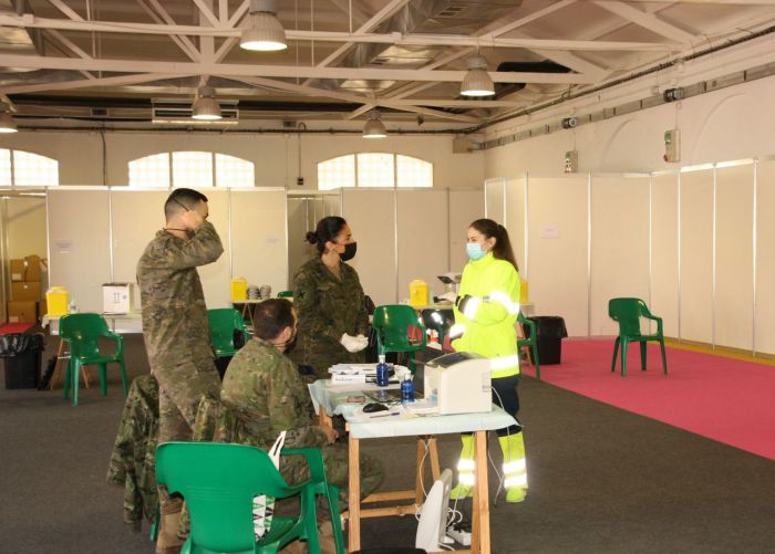 Un equipo de sanitarios militares del Ministerio de Defensa se incorpora a “La Hípica” para apoyar en el proceso de vacunación centralizada