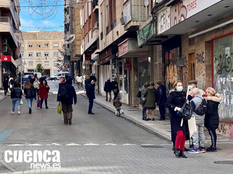 La sexta ola sigue a la baja, pero la mascarilla se mantiene en exteriores 