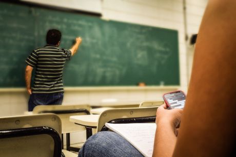 CSIF insiste en el uso de purificadores de aire homologados en las aulas