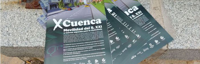 El PSOE de Cuenca distribuye folletos explicando la integración de terrenos y nuevos servicios del 'plan XCuenca'