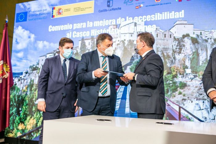 Ayuntamiento y Junta firman el convenio para la redacción del proyecto de los remontes mecánicos del Casco Antiguo