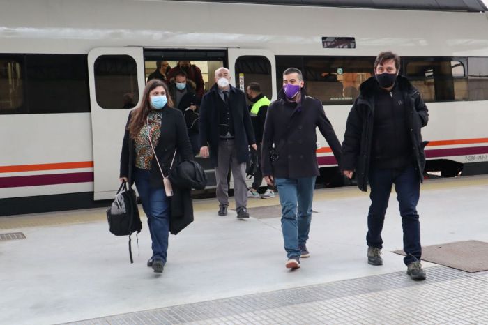 Roser Maestro, Arturo Zarzuela, José Luis García Gascón y Rafa Mayoral este viernes en la estación de tren de Cuenca