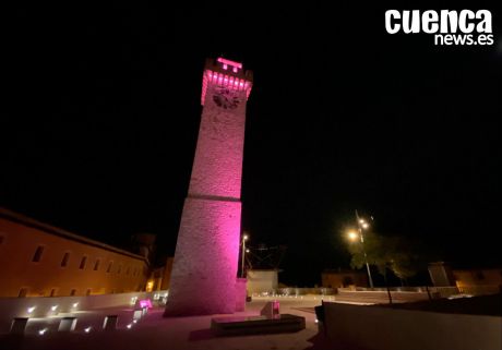Las Casas Colgadas y la Torre de Mangana se iluminan hoy de violeta con motivo del Día Internacional de las Mujeres