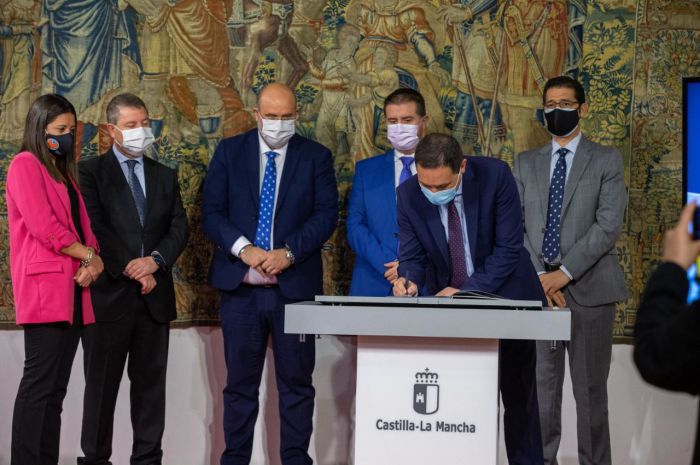 La Diputación de Cuenca y la Junta firman un convenio para ofrecer comidas a las personas que reciben ayuda a domicilio