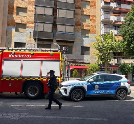 Policía Local y Bomberos evacúan a una persona con movilidad reducida tras quedar inutilizado el ascensor