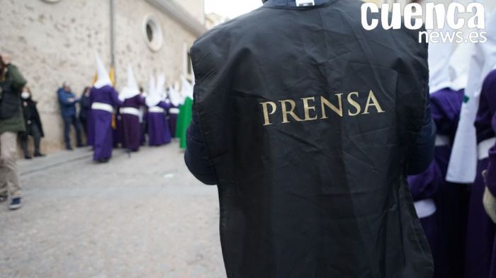 La Asociación de la Prensa sale en defensa de los profesionales que trabajan durante los desfiles procesionales