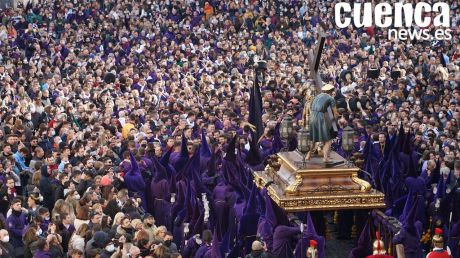 Turbos y nazarenos componen una procesión histórica del Camino del Calvario