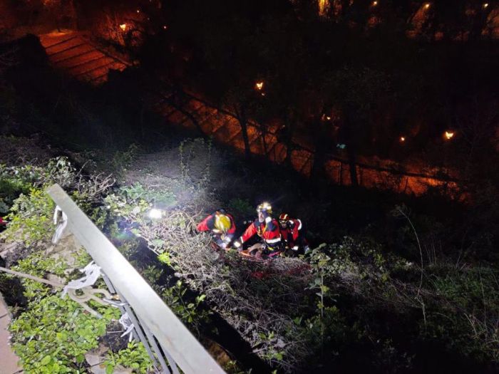 Un hombre de 66 años es ingresado en el Virgen de la Luz tras precipitarse por el balcón de su casa al río Júcar