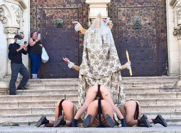 Disuelven una performance con personas semidesnudas delante de la Catedral y de la Iglesia de la Virgen de Luz