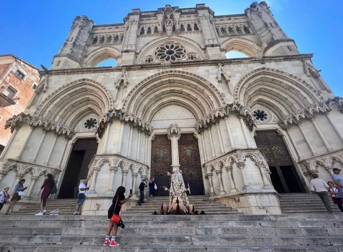 Disuelven una performance con personas semidesnudas delante de la Catedral y de la Iglesia de la Virgen de Luz