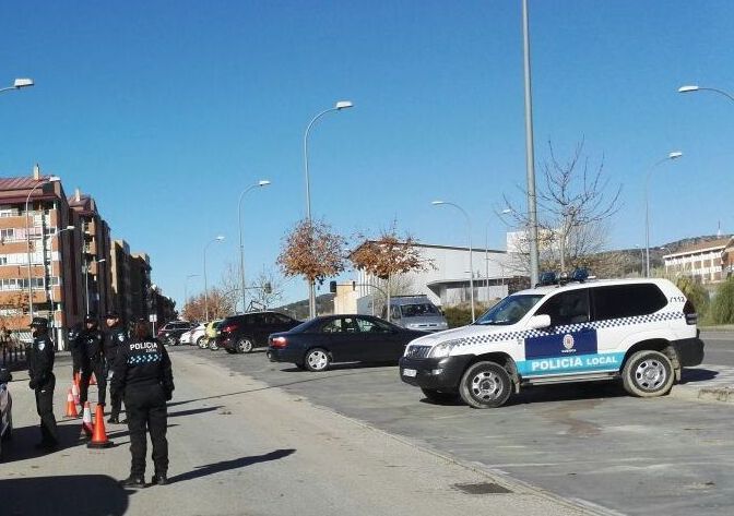 Agentes de la Policía Local de Cuenca realizando un control de velocidad en la Avenida Juan Carlos I. Imagen de archivo 