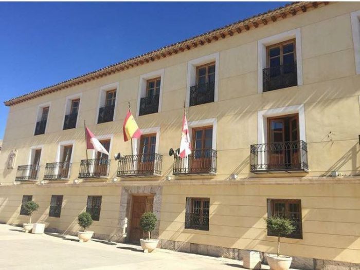 El Ayuntamiento de Tarancón se iluminará de verde este martes con motivo del Día Mundial de la ELA