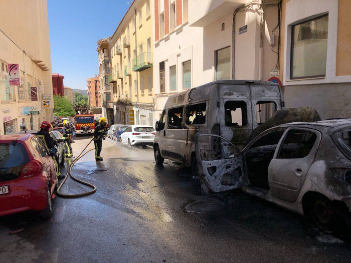 Dos coches salen ardiendo en pleno centro de Cuenca