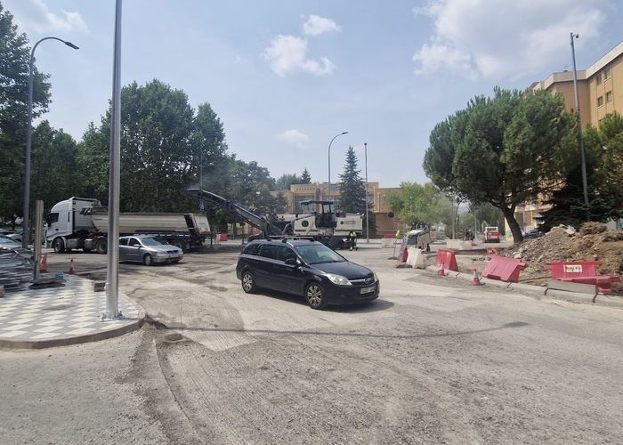 Cortes de tráfico nocturnos en la calle Hermanos Becerril por el asfaltado de la nueva rotonda