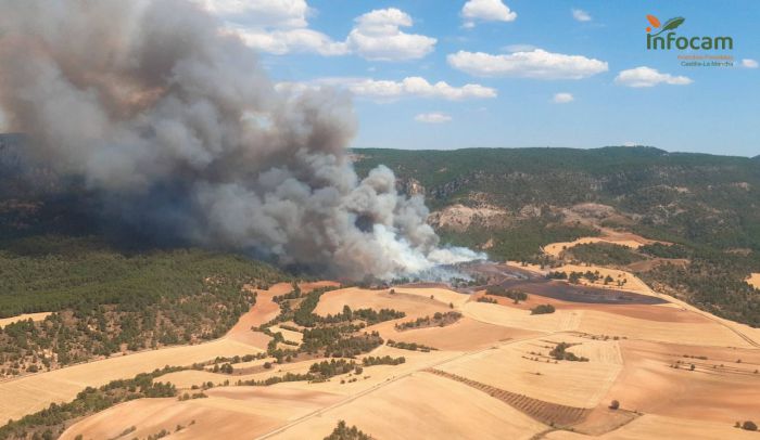 Veintiún medios trabajan en el incendio Cañamares