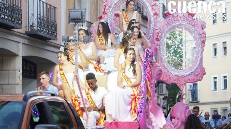 Colorido, diversión y caramelos en la cabalgata inaugural de San Julián 2022