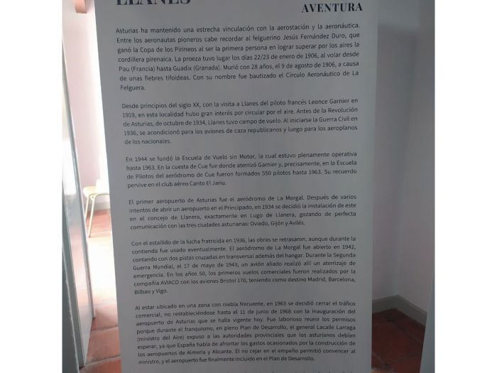 La exposición 'Volar, Historia de una aventura', con paneles de las Hermanas Lara en Llanes