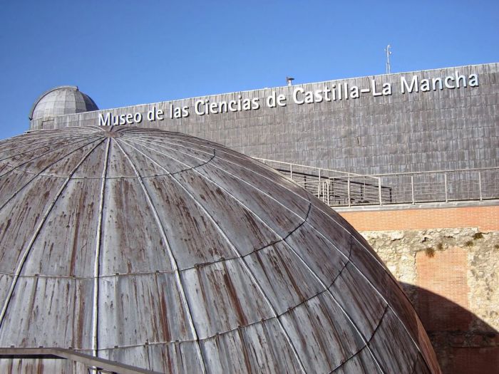 El Museo de las Ciencias celebra la noche internacional de la Luna con telescopios en la calle