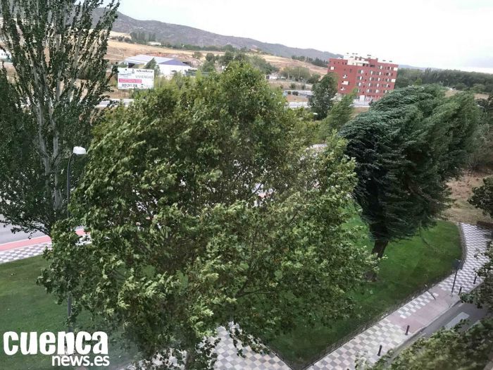 La semana comienza con lluvias, viento fuerte y descenso de las mínimas 