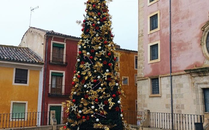 Roban parte de la decoración navideña del árbol de la Plaza Mayor  