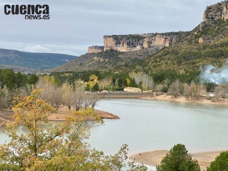 El embalse de La Toba sigue al máximo y desembalsando agua