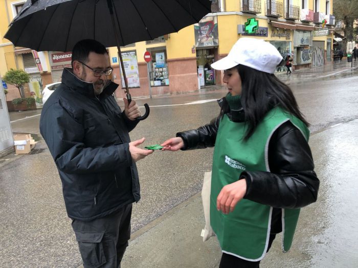 Distribuyen 3.400 ceniceros portátiles en Cuenca para evitar las colillas en el suelo