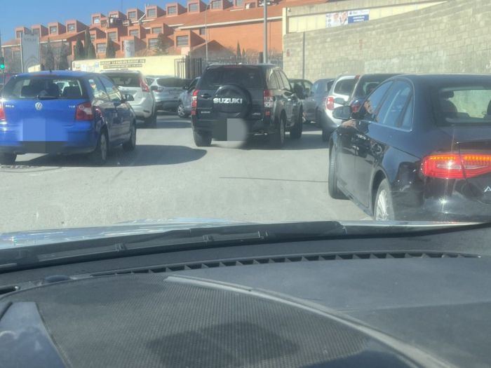 Piden sancionar los estacionamientos indebidos en la rotonda del Hospital