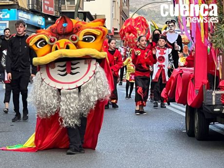 GALERÍA | El colorido y la alegría del desfile de Carnaval de Cuenca en imágenes