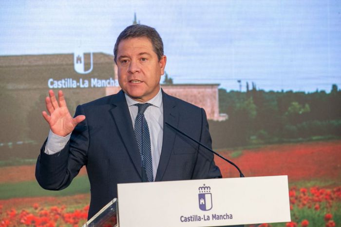  El presidente de Castilla-La Mancha, Emiliano García-Page, ha colocado la primera piedra del nuevo Centro de Salud de la localidad conquense de Campillo de Altobuey