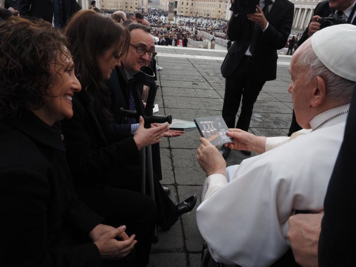 El Papa Francisco recibe la Medalla de Plata de la Junta de Cofradías de Cuenca