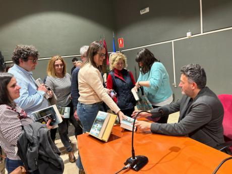 Exitoso paso de Mikel Santiago por Cuenca en la presentación de su última novela