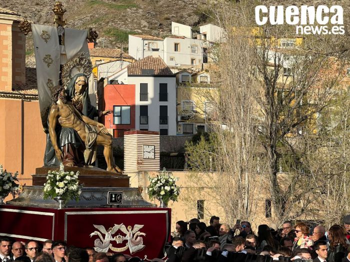 Los conquenses arropan multitudinariamente a Las Angustias en su tradicional traslado