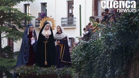 El Duelo de los conquenses acompaña a las "Tres Marías" por las calles de la capital