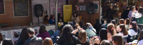 El público juvenil y romántico ha desbordado la Feria del Libro con autoras como Reyes Monforte, Alice Kellen y Clodett