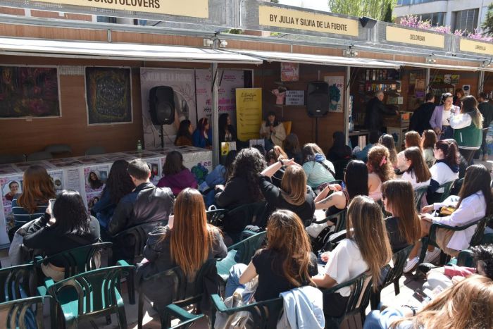 El público juvenil y romántico ha desbordado la Feria del Libro con autoras como Reyes Monforte, Alice Kellen y Clodett