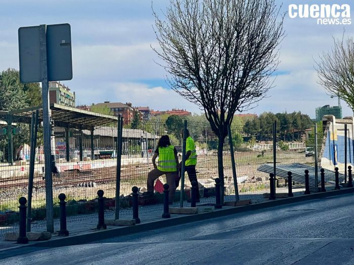 El Juzgado de lo Contencioso-Administrativo ha decretado la paralización cautelar del derribo del muro de los terrenos del tren convencional de Cuenca, en el Paseo de San Antonio, cuyos trabajos han comenzado este mismo miércoles.