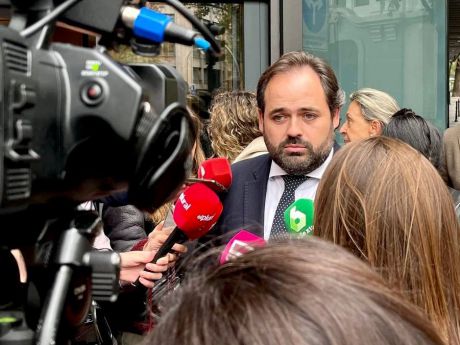 Las Cortes piden a Paco Núñez que aclare el uso del vehículo oficial