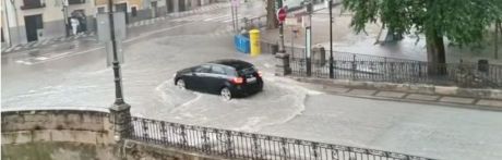 Una fuerte tormenta inunda las calles de Cuenca