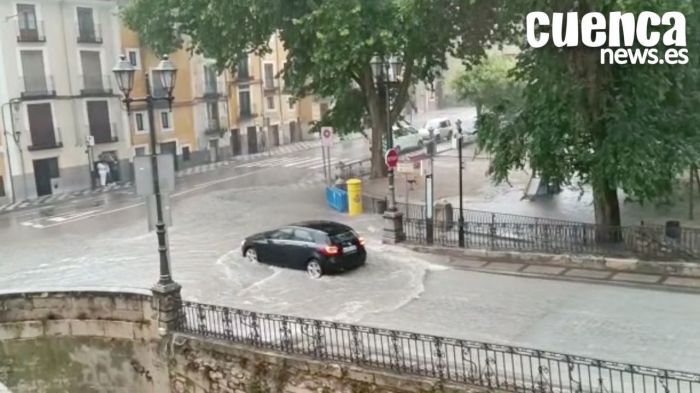Una fuerte tormenta inunda las calles de Cuenca