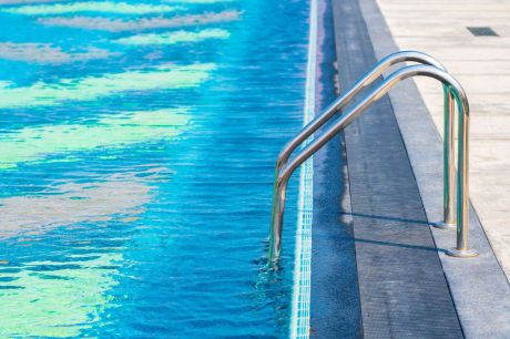 Fallece un niño de 4 años al caer a una piscina