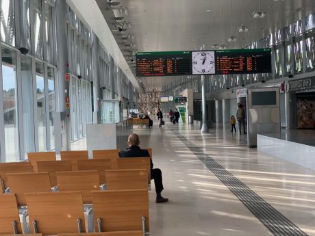 Autobuses destino Valencia para los afectados en Cuenca por la interrupción de los trenes de alta velocidad