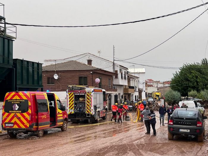 Comienzan los trabajos de limpieza en Buenache de Alarcón tras los efectos provocados por la DANA