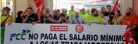 Los trabajadores de la Limpieza Viaria de Cuenca se concentran ante el Ayuntamiento para exigir que se les pague la subida del SMI que les corresponde